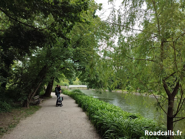 Allée arborée longeant un plan d'eau dans le parc de Maksimir à Zagreb