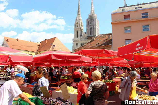 Le marché Dolac de Zagreb avec ses parasols rouges et sa cathédrale en arrière plan
