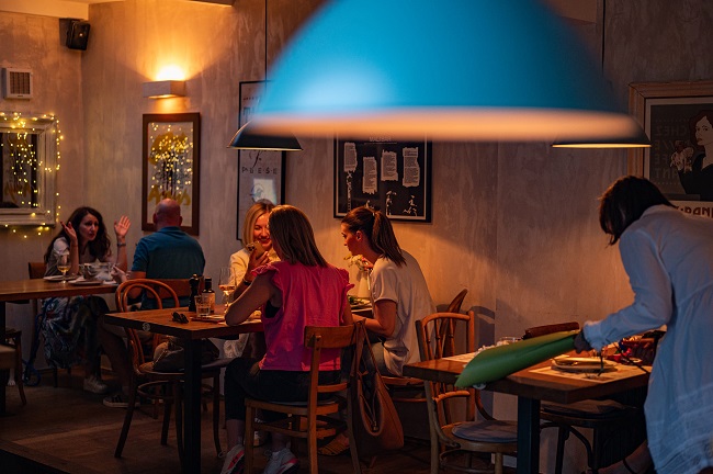 Intérieur tamisé d'un restaurant du centre de Zagreb : le Mali Bar.