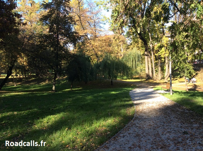 Une allée du parc de Ribnjak, dans le centre de Zagreb, au début de l'automne.