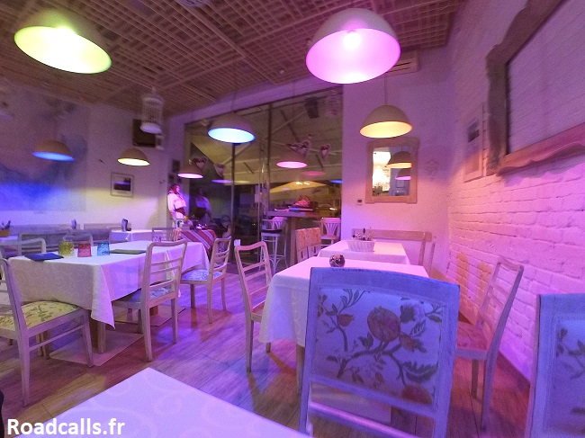 Les tables du restaurant Fotic à Zagreb, le soir, sous l'éclairage tamisé.