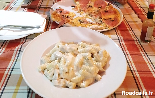 Assiettes de pâtes et de la pizza en arrière-plan.