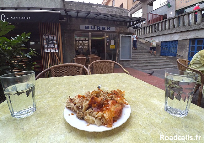 Une assiette de burek sur la terrasse d'un restaurant traditionnel de Zagreb, le Burek Dolac.