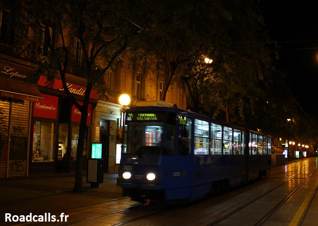 vieux tram circulant de nuit dans Zagreb