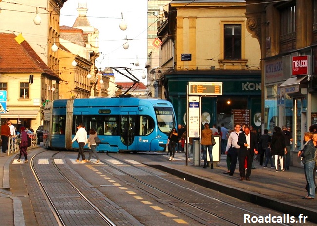 le tram de Zagreb sur la rue semi-piétonne Ilica