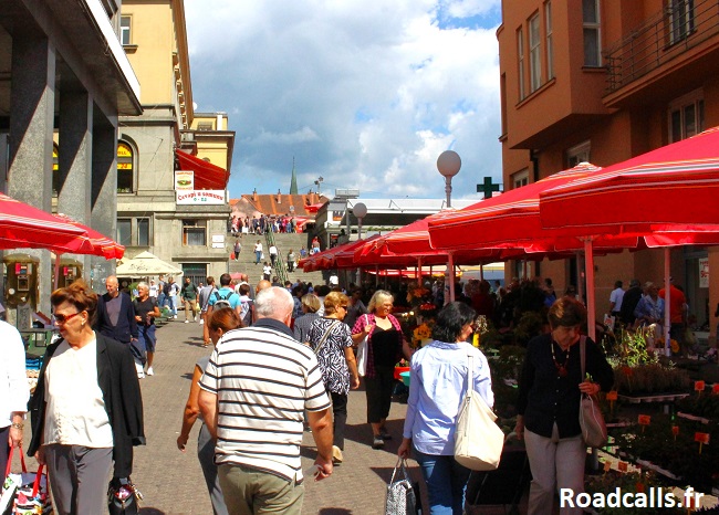 Piétons qui se dirigent vers le marché Dolac de Zagreb