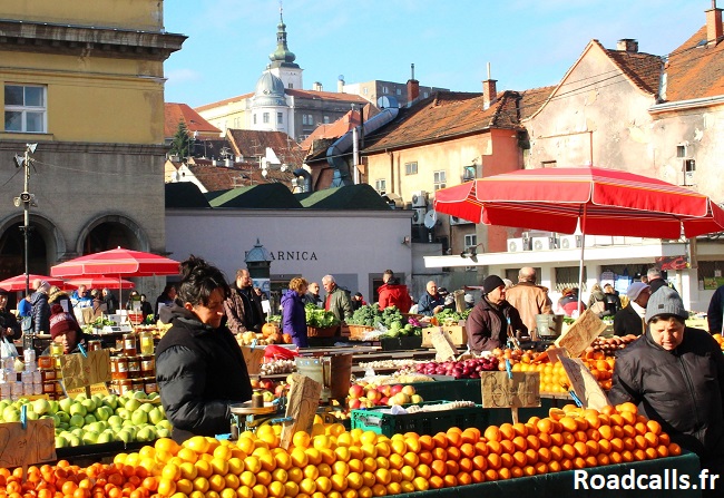 Stands du marché Dolac de Zagreb avec la ville en arrière plan