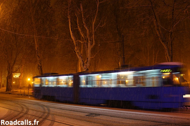 tram par une nuit enneigée à Zagreb