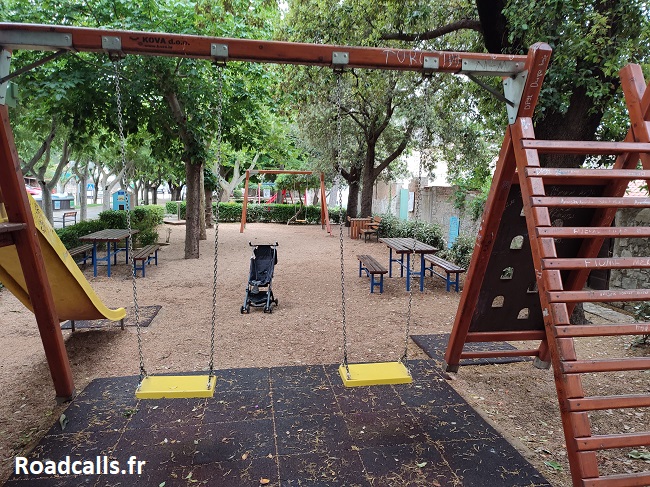 Une aire de jeu sans enfants, en Croatie.