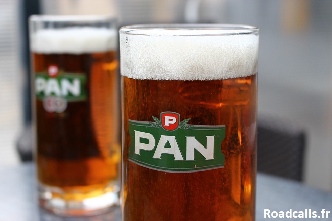 Gros plan sur une pinte de bière, et une autre en arrière-plan, prise à la terrasse d'un bar de Zagreb.