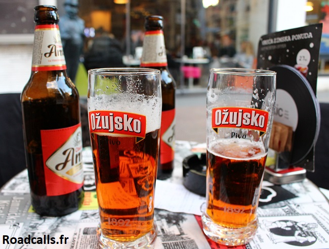Deux pintes de bière croate sur la terrasse du Kic, bar emblématique de Zagreb.