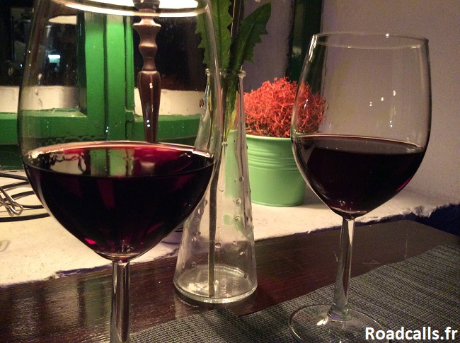 Deux verres de vin sur la table d'un restaurant avec une lumière douce.