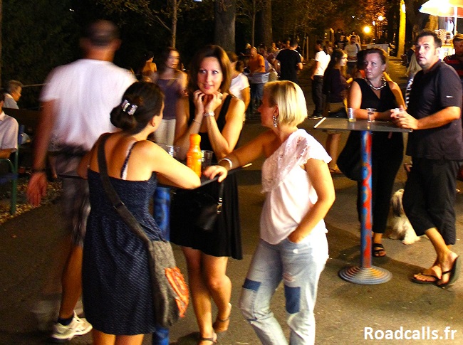 Groupes de gens en terrasses profitant de la vie nocturne de Zagreb.