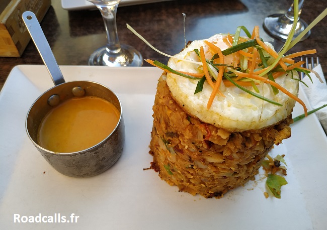 Plat de kotthu au poulet dans le restaurant Curry Bowl de Zagreb.