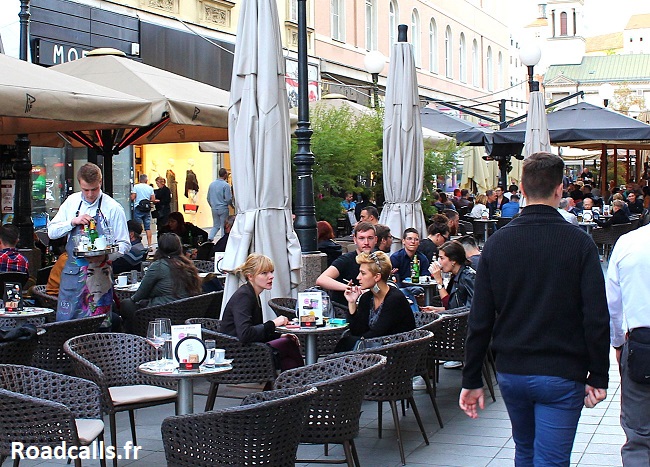 Amis buvant un verre en terrasse du Kic et du Pif, deux bars emblématiques de Zagreb.