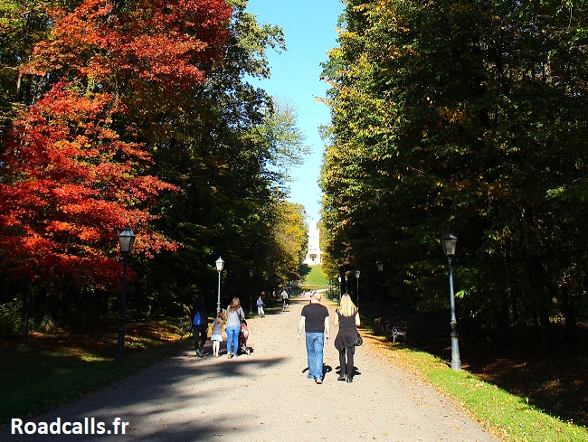 Familles qui se promènent sur l'allée principale du parc Maksimir de Zagreb, par une belle journée d'automne.