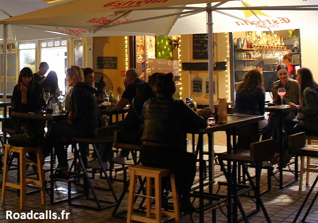 Quelques personnes boivent un verre en terrasse d'un bar calme de Zagreb.