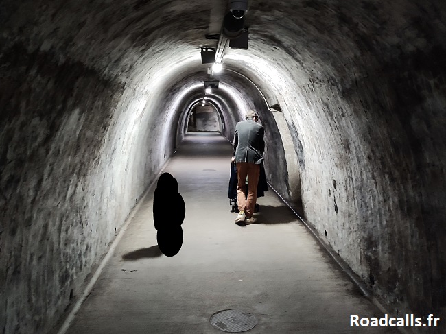 Un homme et un enfant en train de marcher dans le tunnel de Gric, à Zagreb.