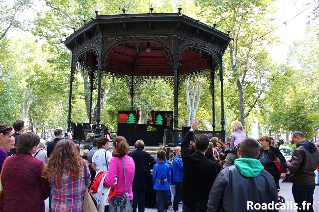Des parents et des enfants qui attendent le début du spectacle devant le kiosque du parc de Zrinjevac de Zagreb.