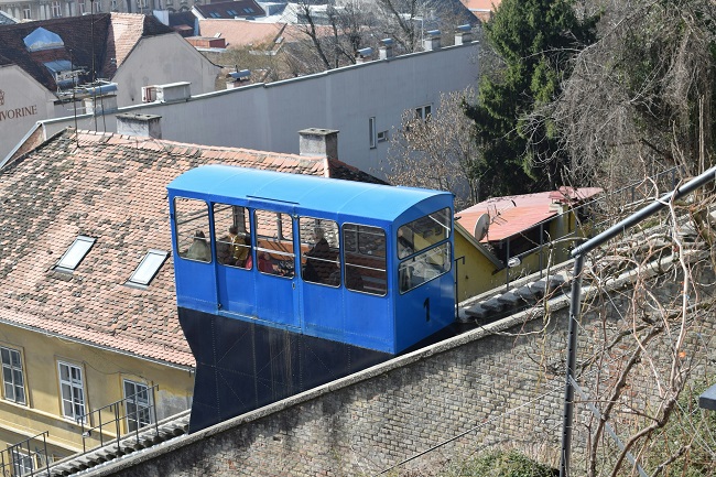 Le vieux funiculaire bleu de Zagreb en train d'emmener des touristes en ville-haute.
