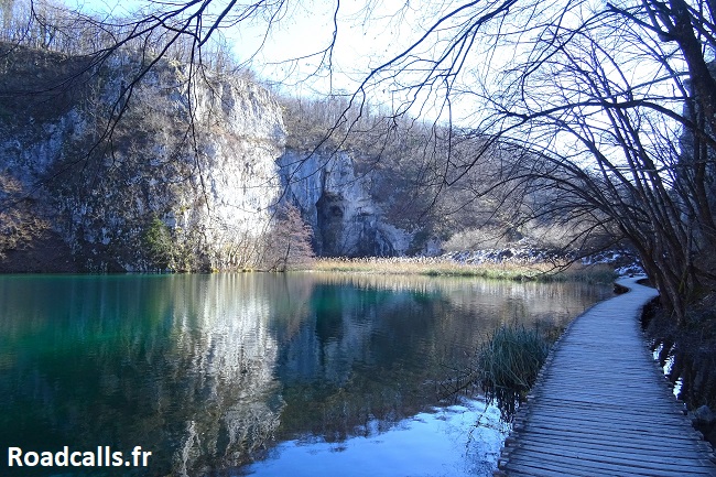 L'un des lacs de Plitvice, en hiver, totalement déserté ses visiteurs.