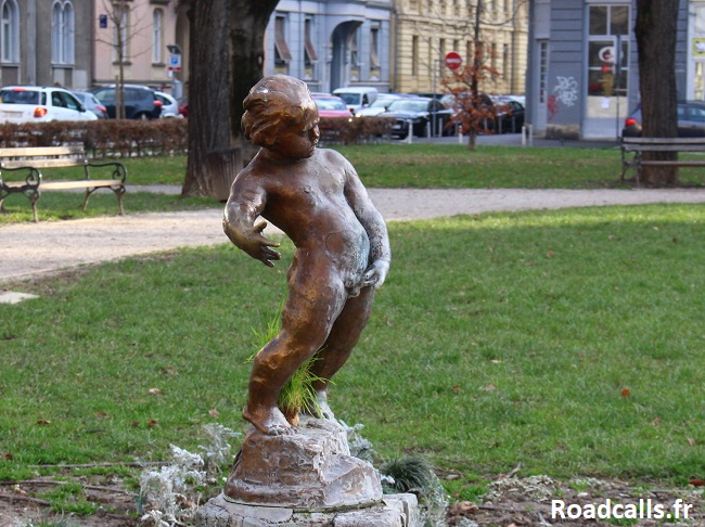 La très insolite statue du Manneken Pis de Zagreb sur la place Varšavska.