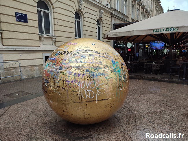 Le Soleil, sculpture insolite à Zagreb, qui fait partie de l’œuvre Nine Views de Davor Preis, est situé sur la rue piétonne Bogoviceva.