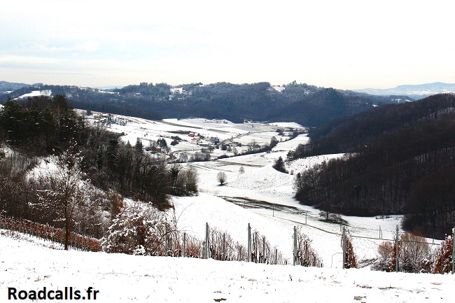 Les collines enneigées du Zumberak, région proche de Zagreb, en plein hiver, sous un ciel gris.