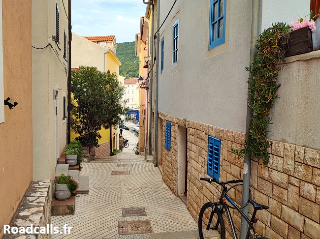 Ruelle du centre historique de Cres.