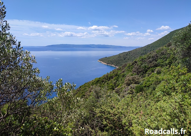 Le merveilleux littoral de l'île de Cres : sauvage, vert, et l'eau d'un bleu pur, avec en toile de fond l'Istrie.