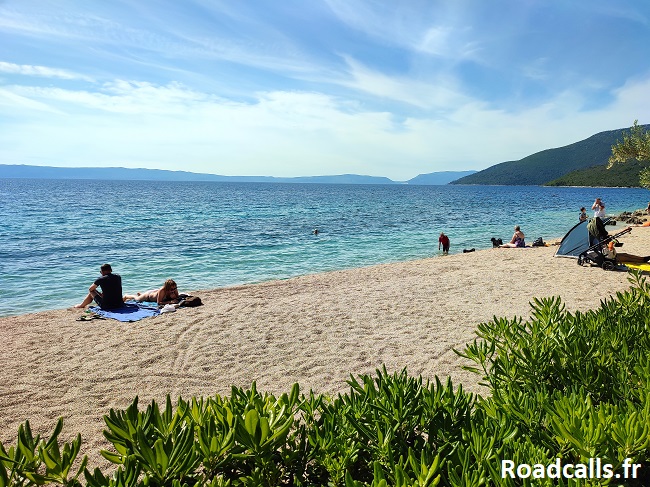 Quelques vacanciers profitent du soleil sur la plage de Kovacine, à Cres.