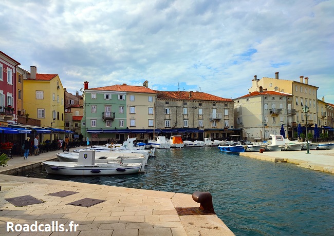 Le petit port de Cres, sur l'île de Cres en Croatie, par une matinée légèrement nuageuse.