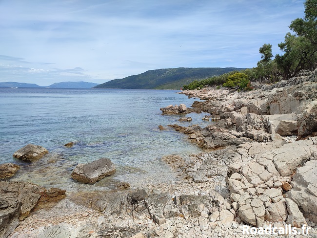 Des rochers au bord de la mer, dans une petite crique de l'île de Cres, en Croatie, par temps plutôt couvert.