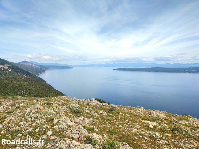 Vue panoramique sur l'île de Cres et ses environs depuis le sommet de l'île.