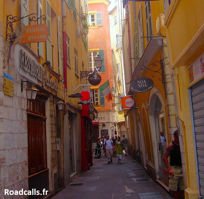 Ruelle colorée du Vieux Nice avec restaurants et balcons