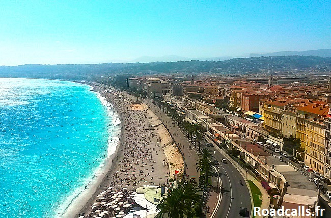 Vue panoramique sur Nice et la Baie des Anges depuis la Colline du Château.