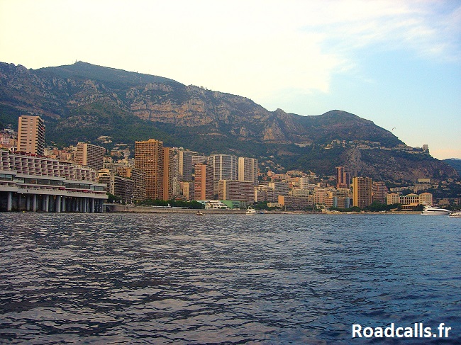 Vue de Nice et des montagnes depuis la mer Méditerranée